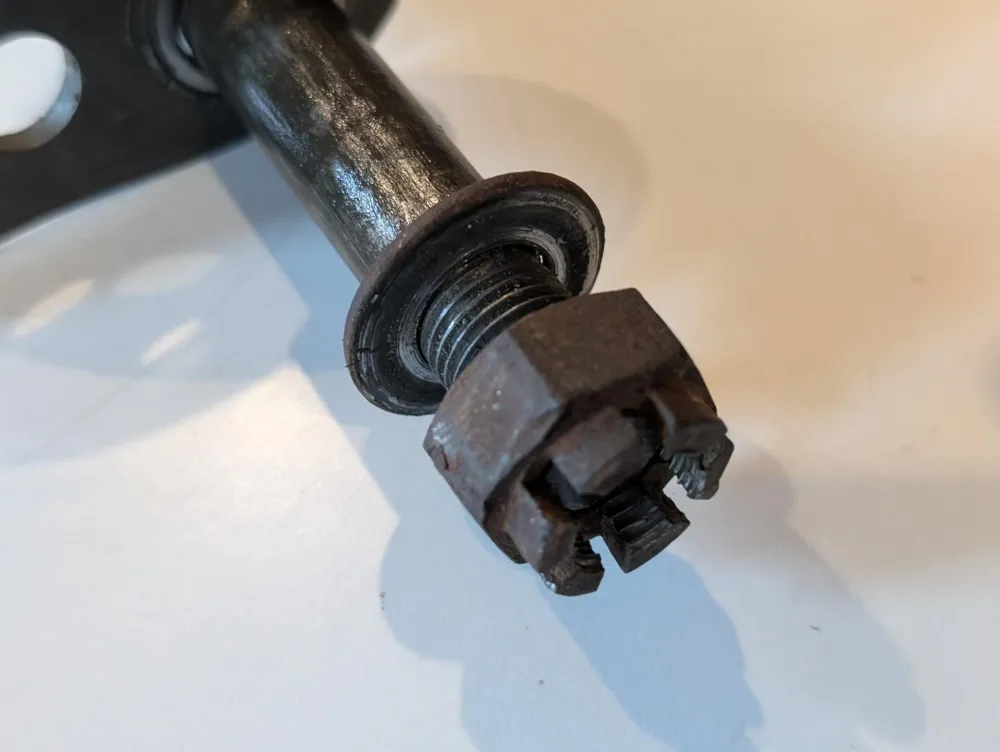 Yamaha DT175MX 2K4 Hinterradachse inkl. Mutter und Kettenspannern, gebraucht