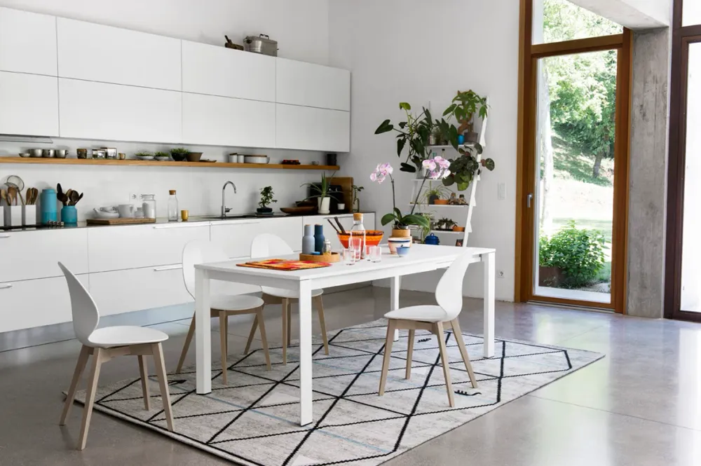 Stuhl BASIL mit grauem Sitz und graphitfarbener Holzunterkonstruktion