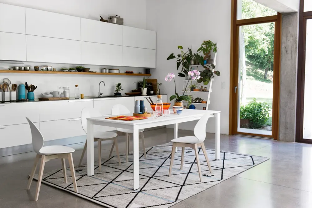 Stuhl BASIL mit grauem Sitz und graphitfarbener Holzunterkonstruktion