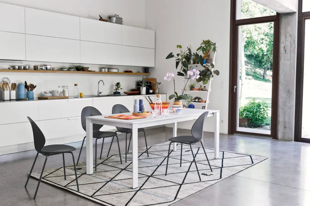 Stuhl BASIL mit schwarzem Sitz und schwarzem Metallgestell