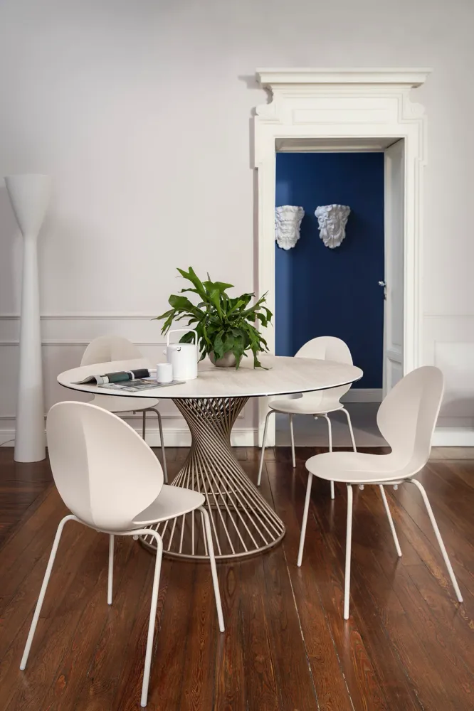 Stuhl BASIL mit schwarzem Sitz und schwarzem Metallgestell