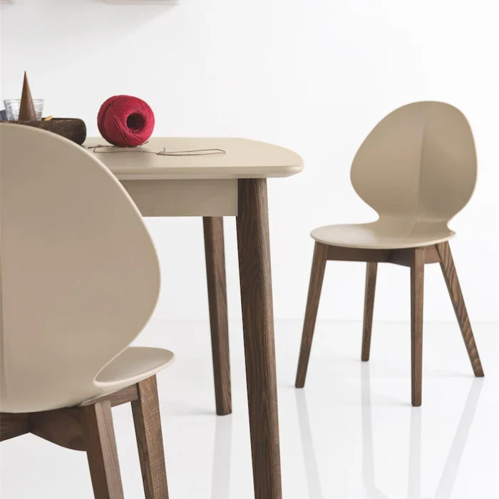 Stuhl BASIL taupe mit Sitzfläche und weißem Holzgestell