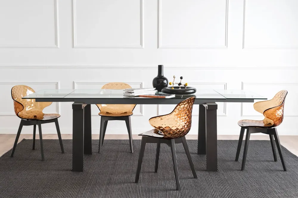 Stuhl SAINT TROPEZ mit weißem Sitz und Nussbaumfuß