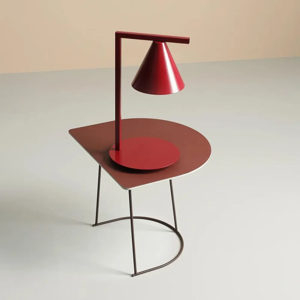 Formtisch rote Lampe