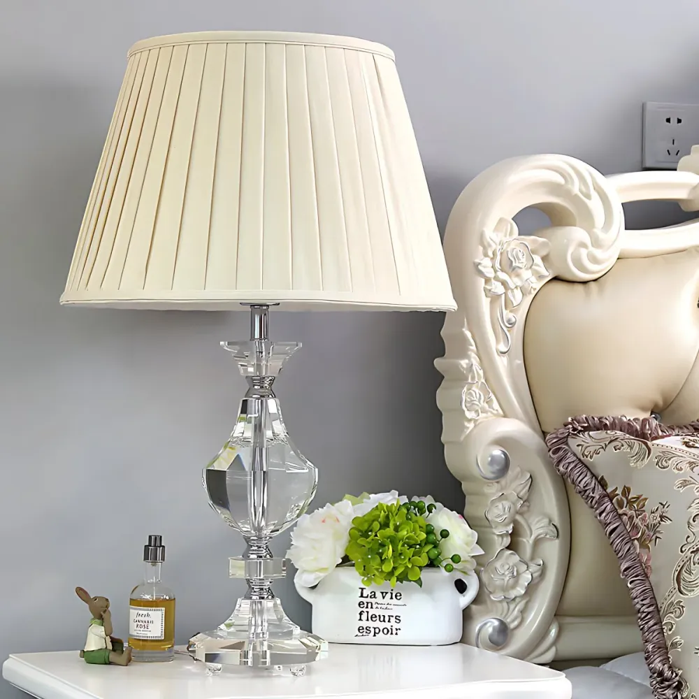1 leichte Stoff-Tischleuchte, einfache weiße, konische Schlafzimmer-Nachtlampe mit Kristallsockel Clearhalo