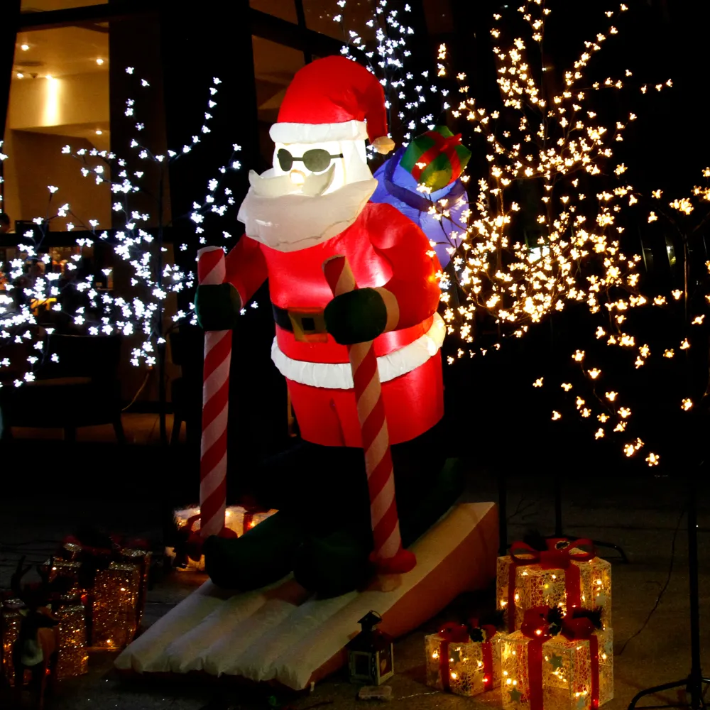 Selbstaufblasender LED-Weihnachtsmann auf Ski